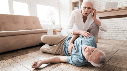 Từ sự việc hiệu trưởng ngã quỵ khi đang khai giảng: Xử lý thế nào khi có người đột quỵ?