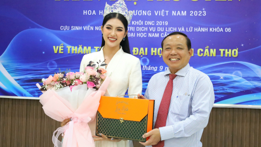 Hoa hậu Đại dương Việt Nam 2023 Trần Thị Thu Uyên về thăm, trao tặng quà trường cũ