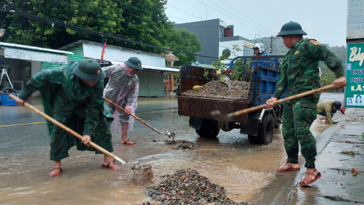 Kiên Giang: Đồn Biên phòng Hòn Chông cùng người dân khắc phục mặt đường sau mưa lớn