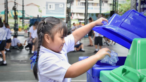 Dạy trẻ bảo vệ môi trường từ việc phân loại rác tại gia đình