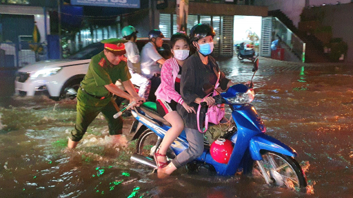 Video: Công an Cần Thơ hỗ trợ người dân trong triều cường vượt mức báo động III