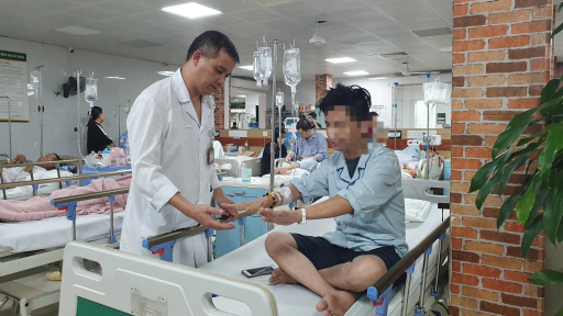 Báo động ngộ độc thuốc lá điện tử, bác sĩ đề xuất cấm khẩn cấp