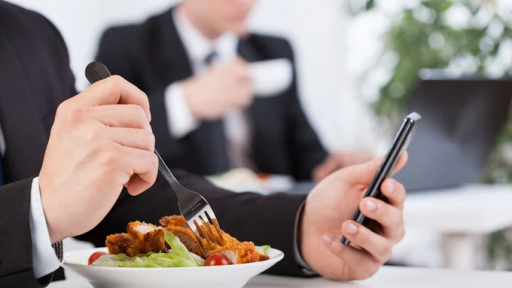 Vừa ăn trưa vừa làm việc được không?