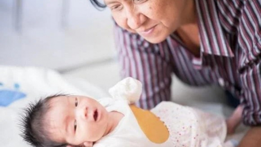 Có nên để trẻ ngủ với ông bà?
