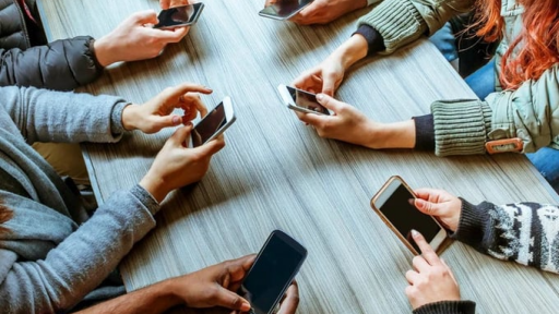 Dùng điện thoại quá 6 tiếng mỗi tuần làm tăng 25% nguy cơ cao huyết áp