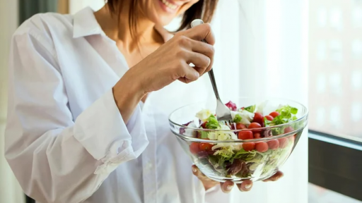 Rối loạn tiêu hóa do thói quen... ăn salad