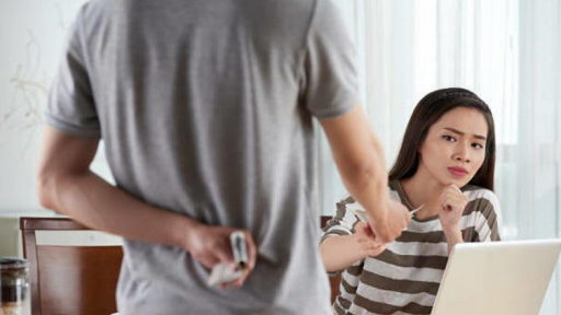 Vợ giữ tiền chồng có phải là bạo lực gia đình?