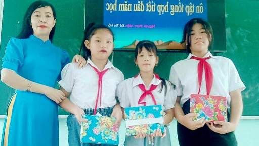 Nữ giáo viên tiểu học duy nhất cả nước được phong tặng danh hiệu Nhà giáo Nhân dân