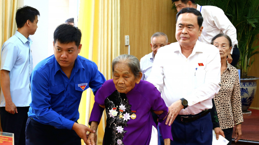 Chủ tịch Quốc hội Trần Thanh Mẫn thăm, tặng quà cho Mẹ VNAH, gia đình chính sách tại TP Cần Thơ