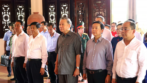 Chủ tịch nước Tô Lâm dâng hương tưởng nhớ Chủ tịch Hội đồng Bộ trưởng Phạm Hùng và Thủ tướng Võ Văn Kiệt
