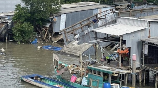 Cà Mau: Sạt lở làm hư hại 9 căn nhà