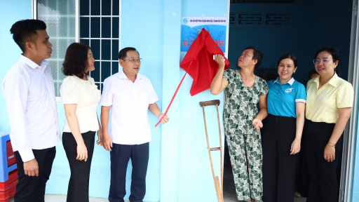 Hội Liên hiệp phụ nữ quận Ninh Kiều trao tặng nhà Mái ấm tình thương tại Trà Vinh