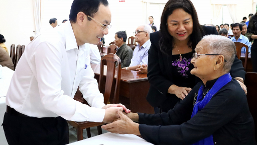 Bí thư Thành ủy Cần Thơ thăm, tặng quà gia đình chính sách, người có công với cách mạng