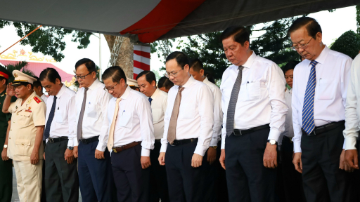 Lãnh đạo Cần Thơ viếng Nghĩa trang Liệt sĩ và Tượng đài Bác Hồ