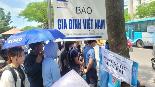Ấm lòng những chai nước dành tặng người dân đến tiễn đưa Tổng Bí thư Nguyễn Phú Trọng