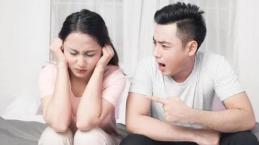 Chúng ta lịch sự với người ngoài nhưng lại dễ cáu kỉnh với người thân