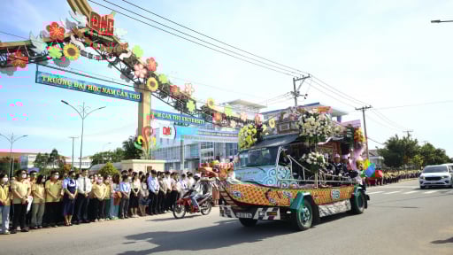 Đông đảo sinh viên, học sinh và người dân đứng ven đường tiễn đưa GS Võ Tòng Xuân về nơi an nghỉ