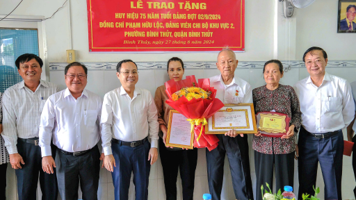Cần Thơ: Trao Huy hiệu Đảng cho các Đảng viên cao niên 70, 75 năm tuổi Đảng