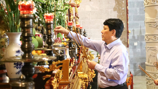 Thường trực Ban Bí thư Lương Cường dâng hương tại Đền thờ các Vua Hùng TP Cần Thơ
