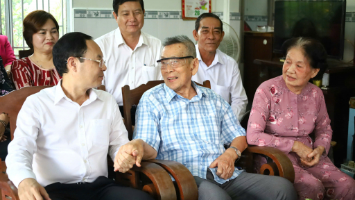 Bí thư Thành ủy Cần Thơ thăm hỏi, tặng quà các gia đình chính sách, người có công nhân dịp Quốc khánh