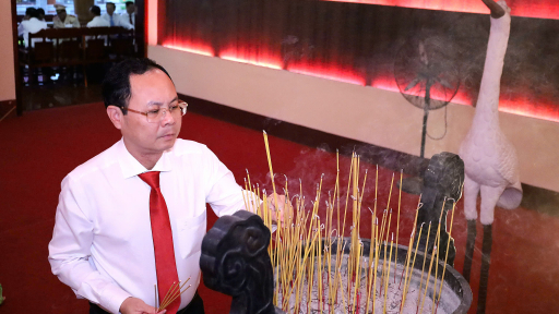 Lãnh đạo Thành ủy Cần Thơ viếng Nghĩa trang Liệt sĩ và Tượng đài Bác Hồ nhân dịp Quốc khánh