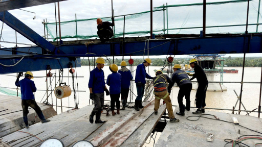 Thi công cầu Đại Ngãi 2 xuyên lễ Quốc khánh 2/9, bất chấp mưa to