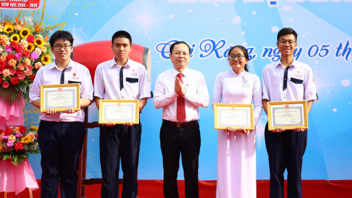Bí thư Thành ủy Cần Thơ dự lễ khai giảng năm học mới tại Trường THPT chuyên Lý Tự Trọng