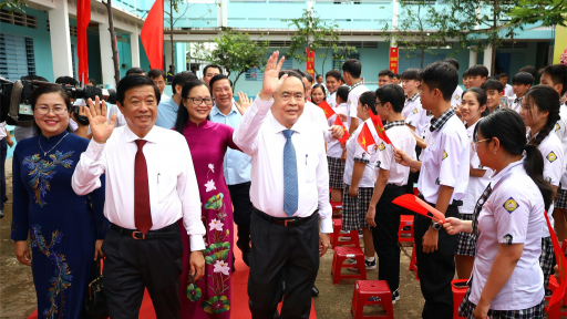 Chủ tịch Quốc hội Trần Thanh Mẫn dự Lễ khai giảng năm học mới tại Vĩnh Long