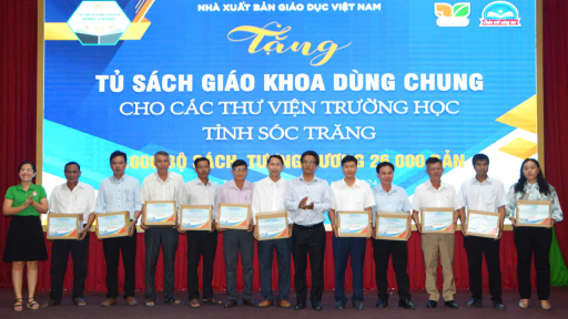 Nhà xuất bản giáo dục Việt Nam tặng tủ sách giáo khoa dùng chung cho các thư viện trường học ở Sóc Trăng