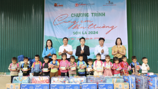 Vượt hàng trăm cây số mang yêu thương đến với học sinh Xím Vàng