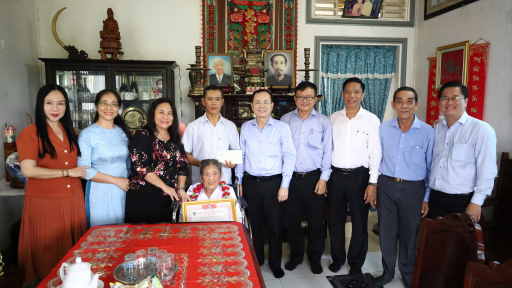 Bí thư Thành ủy Cần Thơ thăm, mừng thọ người cao tuổi