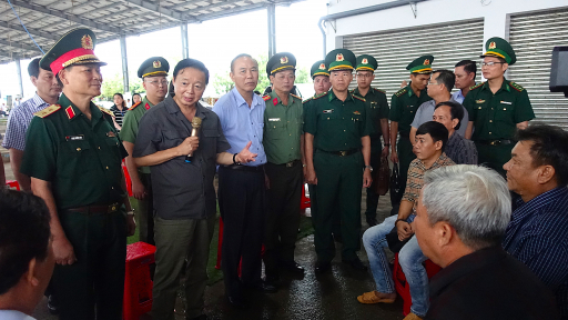 Phó Thủ tướng Trần Hồng Hà thăm hỏi, trao quà cho ngư dân ở Cà Mau