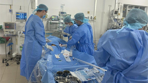 Cứu sống bệnh nhân viêm cơ tim biến chứng choáng tim ngưng bằng kỹ thuật ECMO