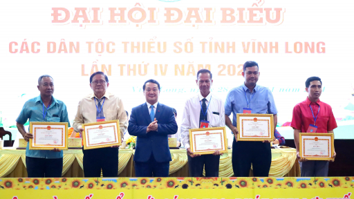 Bộ trưởng, Chủ nhiệm Ủy ban Dân tộc Hầu A Lềnh dự Đại hội đại biểu các Dân tộc thiểu số tỉnh Vĩnh Long