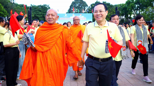 Bí thư Thành ủy Cần Thơ cùng hơn 3000 người tham gia đi bộ đồng hành vì người nghèo