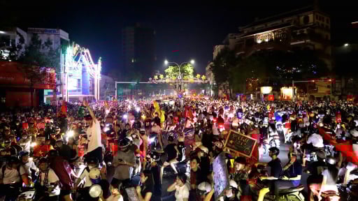 Những cung bậc cảm xúc của khán giả Cần Thơ tại trận lượt về chung kết ASEAN Cup 2024