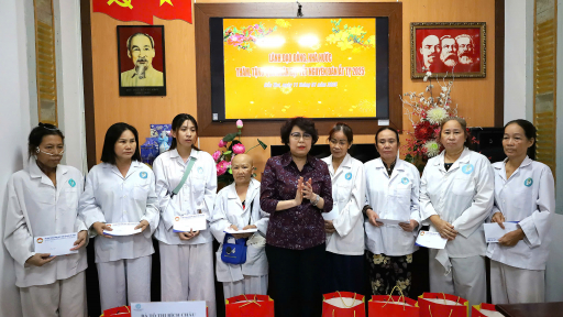 Cần Thơ: Phó Chủ tịch MTTQ Việt Nam Tô Thị Bích Châu thăm và trao quà tết cho bệnh nhân ung thư