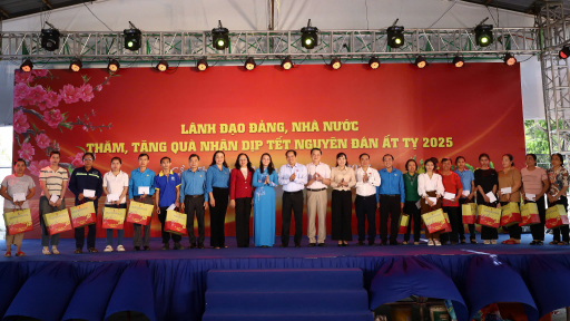 Cần Thơ: Chủ nhiệm Ủy ban Tài chính Ngân sách Lê Quang Mạnh trao quà Tết tặng công nhân, người lao động