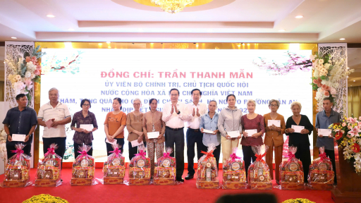 Chủ tịch Quốc hội Trần Thanh Mẫn thăm, tặng quà Tết gia đình chính sách tại Cần Thơ