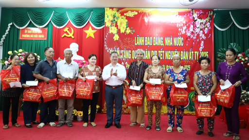 Phó Chủ tịch Ủy ban TƯ MTTQ Việt Nam Trần Việt Trường thăm, trao quà Tết cho hộ dân có hoàn cảnh khó khăn
