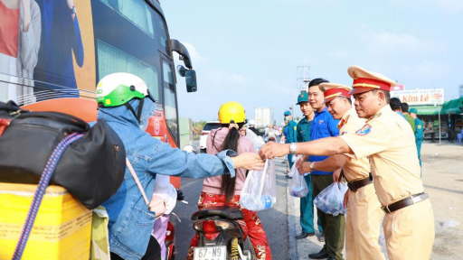 Công an TP Cần Thơ hỗ trợ người dân về quê đón Tết an toàn