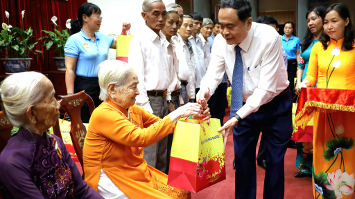Chủ tịch Quốc hội Trần Thanh Mẫn thăm, tặng quà Tết tại Cần Thơ