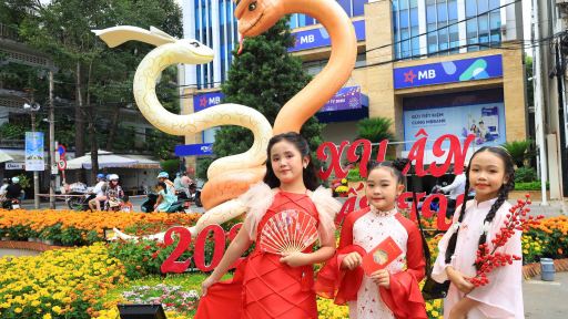 Rộn ràng khai mạc Đường hoa nghệ thuật TP Cần Thơ năm 2025