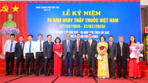 Nhiều cá nhân Bệnh viện Đa khoa TP Cần Thơ nhận danh hiệu Thầy thuốc Ưu tú và Huân chương Lao động Hạng III