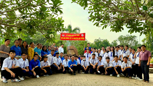 Cần Thơ: Trường THPT Nguyễn Việt Hồng giáo dục truyền thống về Anh hùng liệt sĩ Nguyễn Việt Hồng cho học sinh