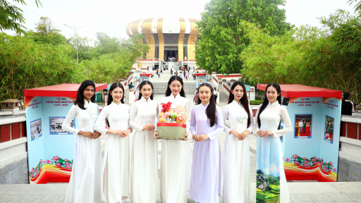 Thí sinh Hoa khôi Trường Đại học Nam Cần Thơ tham gia trải nghiệm các hoạt động lễ hội tại Cần Thơ