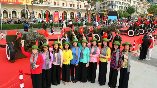 Người dân thích thú check in với dàn đại bác 