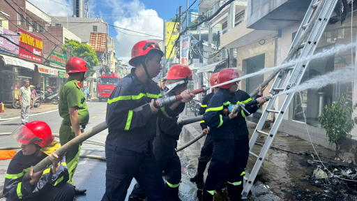 Công an Cần Thơ dập tắt đám cháy cửa hàng điện thoại