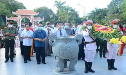 Cà Mau: Dâng hương, dâng hoa tại Khu tưởng niệm Chủ tịch Hồ Chí Minh
