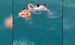 Video: Thanh niên thất tình nhảy xuống biển khi tàu cao tốc đang chạy